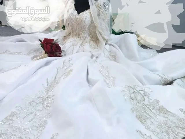 فستان زفاف فخم