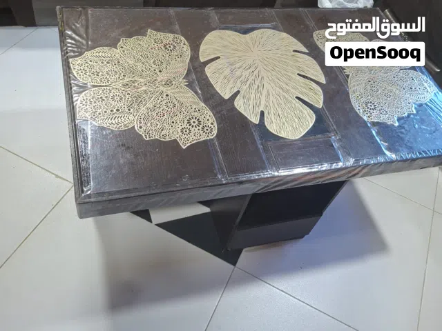 طاولة وسط مع اربع طاولات
