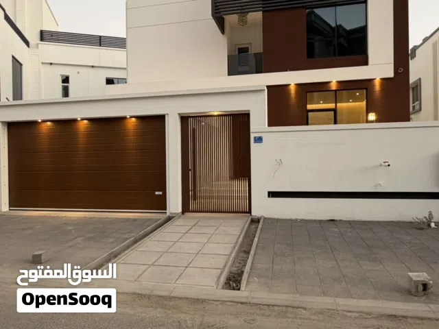 فلل فاخرة للبيع في الخوض السادسة