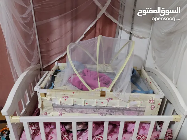 تخت بيبي للبيع كامل أغراض معاه فرشتين وفرش تخت شبه وكاله