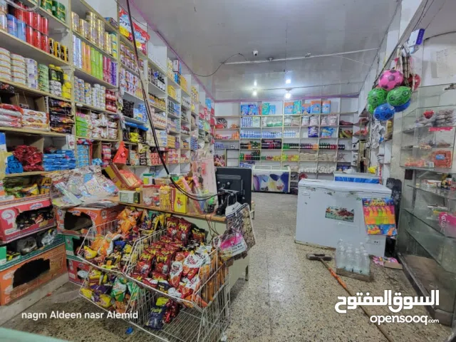 بقاله ثلاث فتحات ركنيه في وسط جوله ومدخل حارات