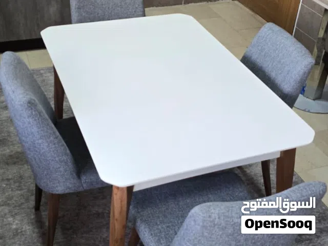 ميز طعام يتكبر ويتصغر نظيف جدا