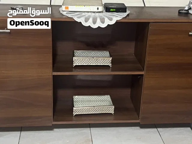 طاولة تلفزيون بحالة ممتازة