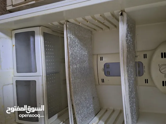 ثلاجة ومجموعة اغراض مبيوع ، انباعن