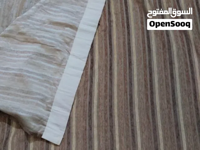 يوجد كمية كبيرة من الستائر