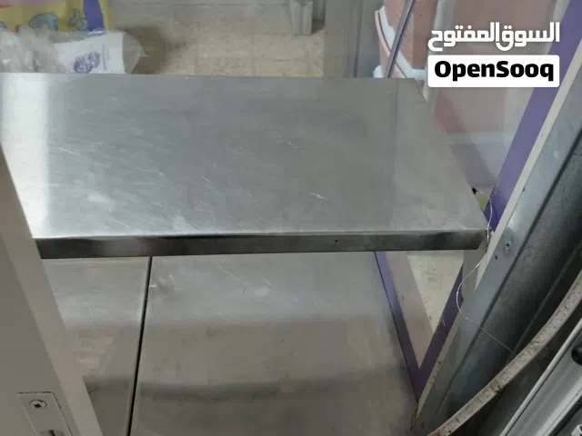 ثلاجة عرض كيك بحالة ممتازة تبريد ممتاز بسعر 300دينار