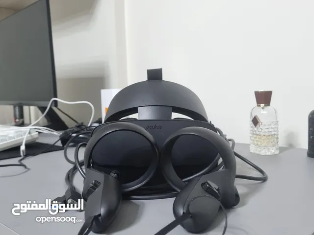Oculus Rift S with both controllers