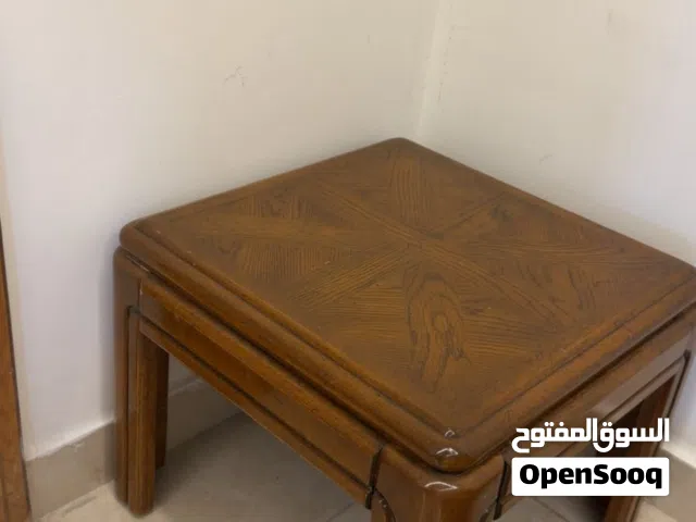 طاولة صغيرة جانبية بحالة ممتازة
