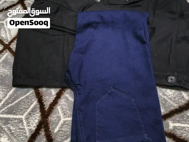 جاكيت نسائي أنيق باللون الأسود، تصميم عملي وعصري بجيوب أمامية ويا أزرار معدنية. القماش ناعم ومريح، م