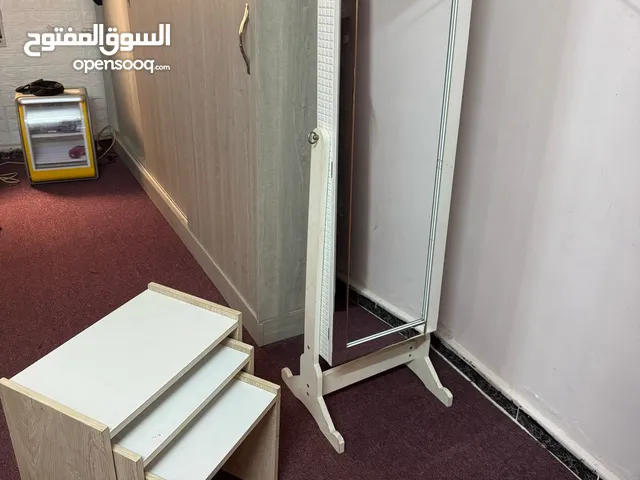 طقم طاولات و مراه يوجد بها خزانه دخلي و طاولة شاشه عرض