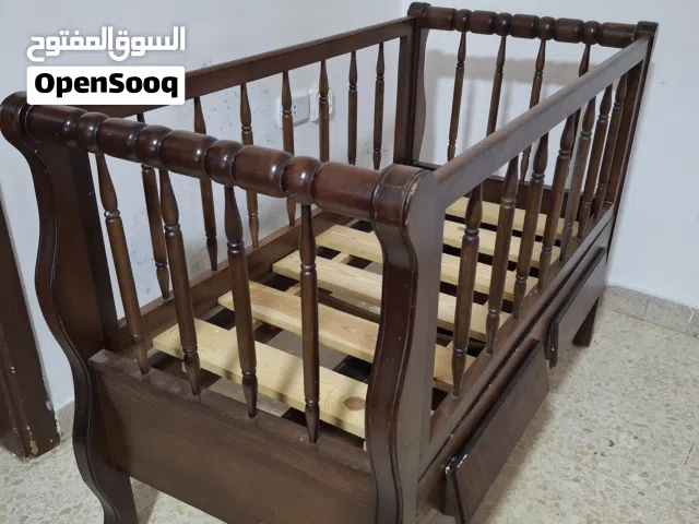 سرير أطفال خشب للبيع 50 دينار