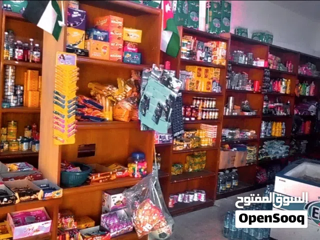 رفوف للعرض خشب طاولات و خزائن خشب مستلزمات سوبر ماركت خشب مطعّم زان بالإضافة إلى مكييف و مطاحن قهوة