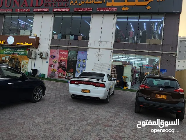 معرض ومحلات موقع مميز بالخط الاول شارع النزهة مسقط مول ونيستو شارع حيوي وفي كل المركز والمحلات