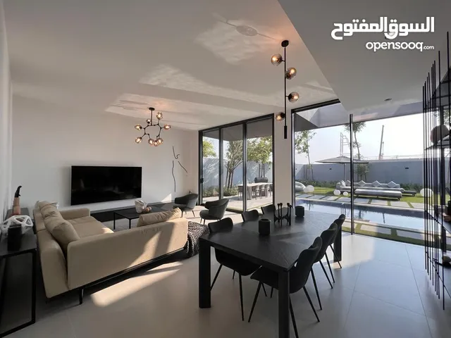 للبيع فيلا مكونه من خمس غرف عباره عن ثلاث طوابق بمجمع سكنى متكامل لوكيشن مميز جدا .متاح جميع الخدمات