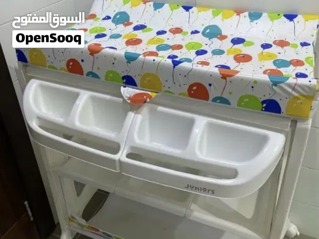 طاولة تبديل الحفاظات واستحمام المواليد