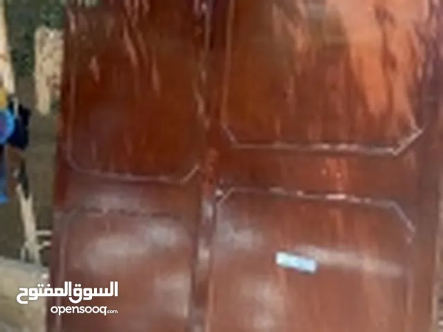 يوجد ثلاث ابواب ما بين غرفه وباب حمام خشب لاتيه خشب سويدي داير يوجد الكشفات تبع الابواب
