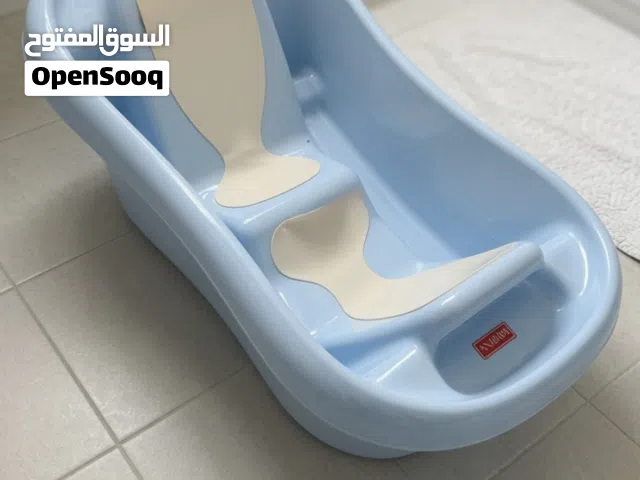 مستلزمات أطفال بحالة جيدة – سرير، عربة، مشاية، مقعد سيارة وحوض استحمام