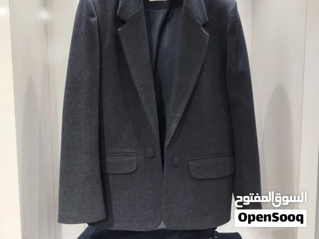 سترة بزر واحد مصنوعة من قماش اللاميه