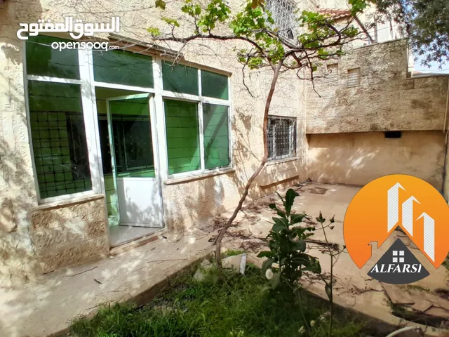 شقة مستقلة مع حدائق ( 4 حمامات / 3 غرف / 2 صالات / صالون ) مدخلين في افضل المواقع واكثرها طلب