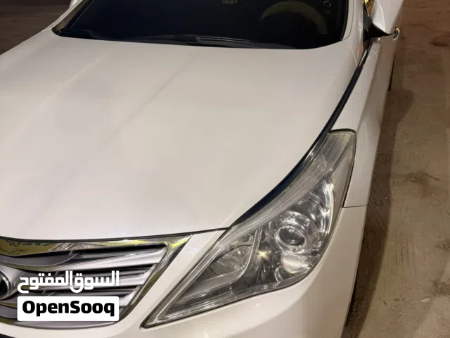 2012 هيونداي ازيرا Standard