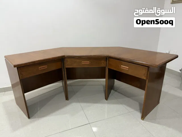 للبيع مكتب بني صناعة بحرينية من الخشب القوي