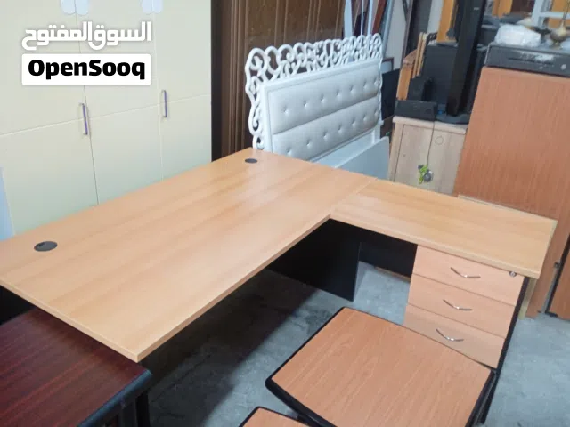 طاولات مكتب بأحجام وأشكال مختلفه + كراسي مكتب للبيع ................................................