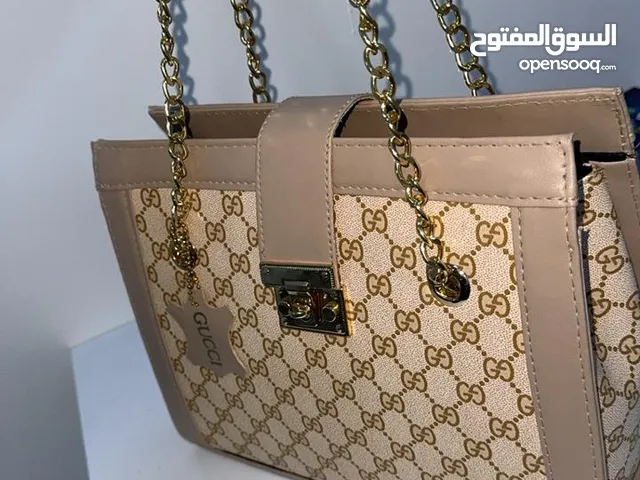 حقيبة يد وكتف مع سير سنسله و من الداخل قاعده واسعه