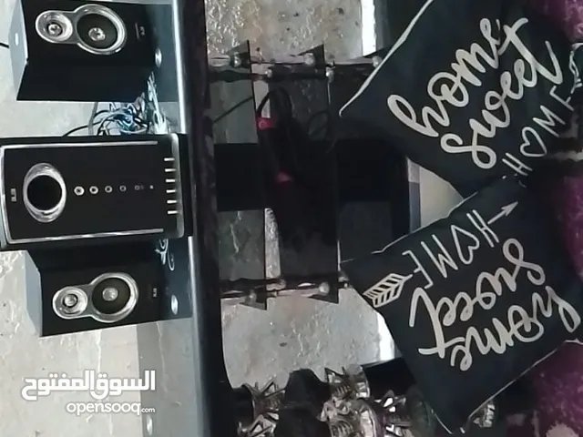 طاوله شاشه زجاج لون اسود شبه جديد