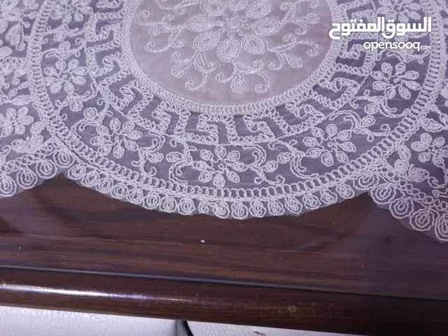 بيرو دواليب خشب بانيه سويد ثقيله جدا مع رف زجاج تتكون من ثماني ادراج عميقه وواسعه مع امكانيه التحكم