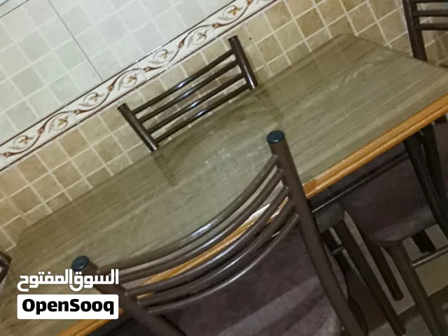 طاولة مع كراسي للبيع بسعر حرق بداعي السفر