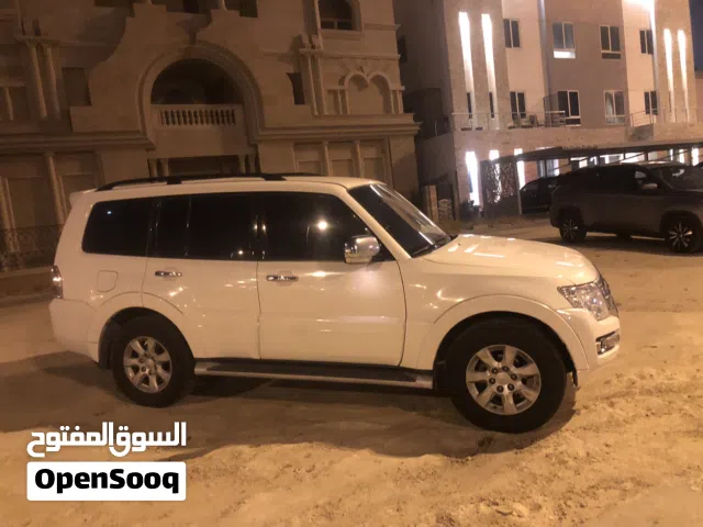 2021 ميتسوبيشي باجيرو GLS