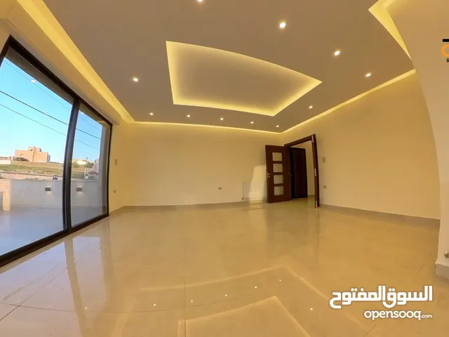 شقة أرضية 210 م مع ترس ومدخل مستقل، جديدة لم تسكن مطلة مباشرة على طريق المطار بالقرب من فندق اوبال.