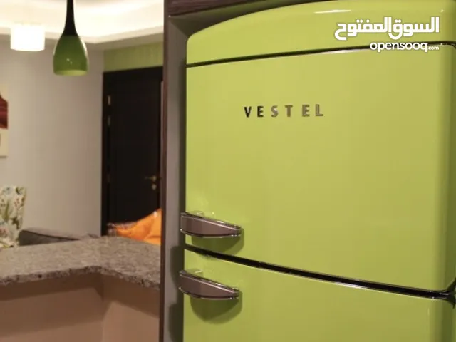 ثلاجة فيستل بشكل كلاسيك مستعملة كالجديدة باللون الأخضر الفسفوري