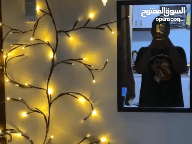 إنارة جدارية بشكل شجرة  الاستخدامات  مثالية لتزيين الجدران، الغرف، الممرات، والمداخل.  تضيف أجواء