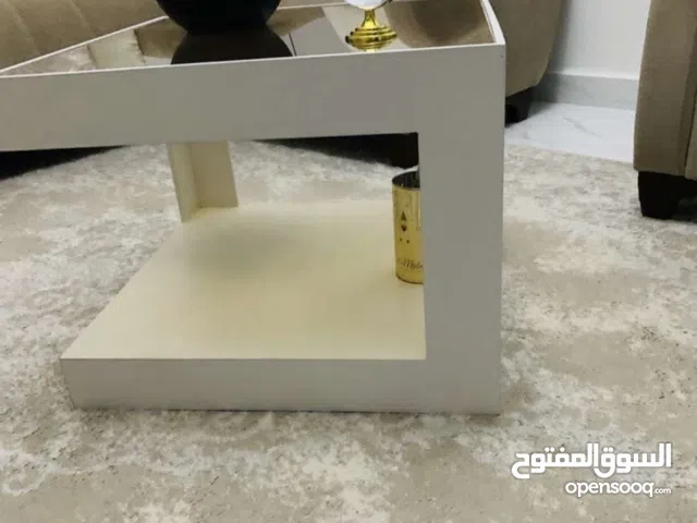 طاولات بلون ابيض راقي بدون اي خدوش