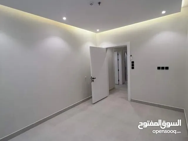 شقة للايجار الرياض حي الملقا مكونة من ثلاث غرف وثلاث دورات مياه ومطبخ وصالة