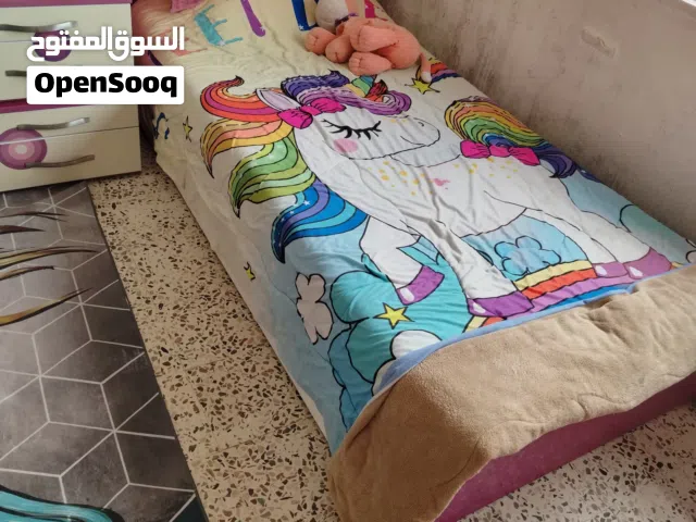 تخت وخزانة وكمودينة بحالة ممتازة للبيع للمزيد من التفاصيل والمقاسات انظر للوصف في الأسفل