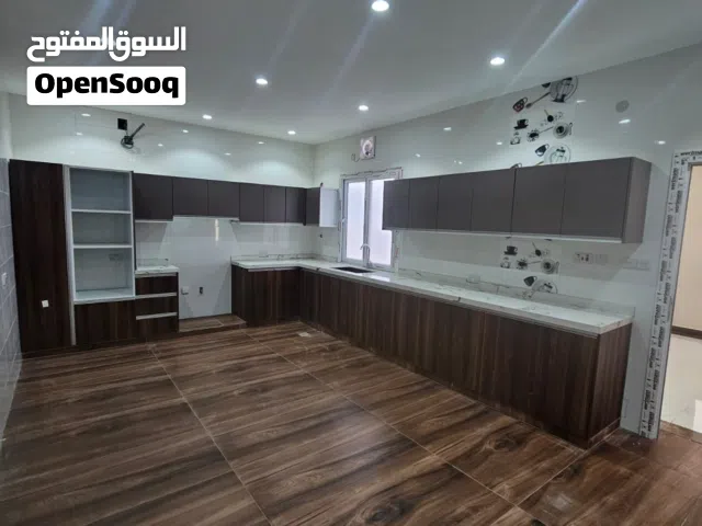 للبيع 3 فيلل جديدات في المعبيلة الجنوبية في شارع النور بالقرب من مسجد الحفيظ وحضانة رياض المعرفة