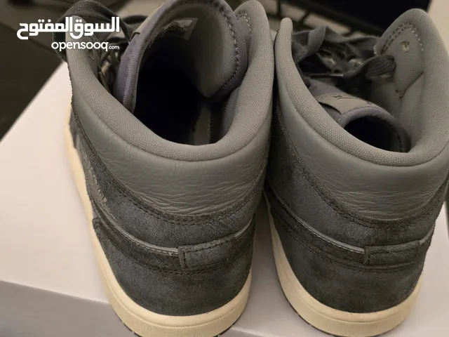 Air Jordan 1 Mid SE SMOKE GREY/OFFNOIR-SAIL