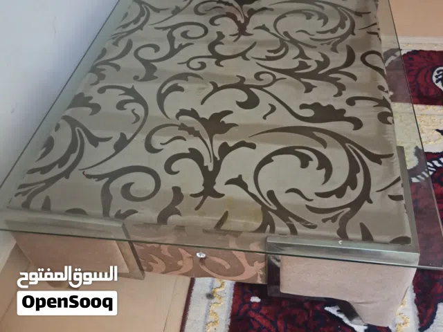 طاوله طعام شبه جديده بحاله ممتازه مع زجاج