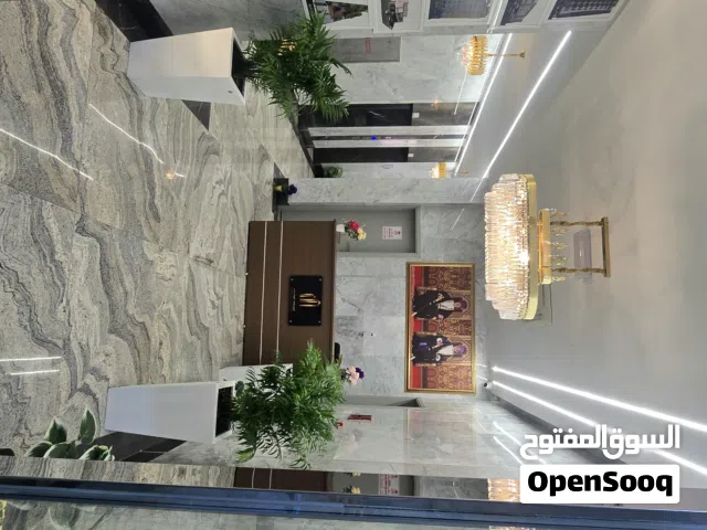 شقه مميزه للعائلات الصغيره او الموظفات بموقع ممتاز بالخوض شارع مزون فى وسط الخدمات والمحلات التجاريه