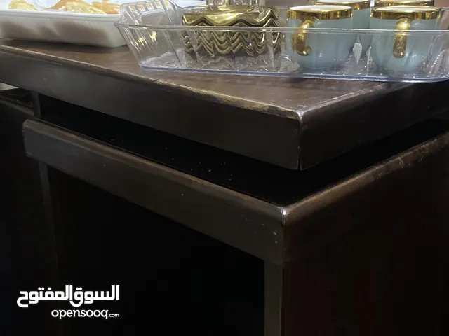 طاولة غرفة ضيوف لون بني مميز بحال الجديد