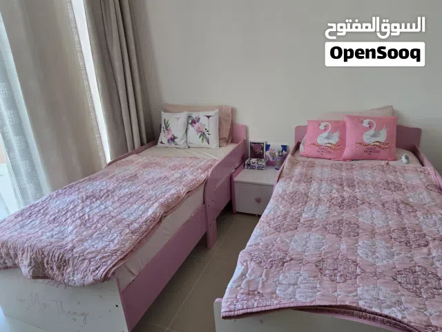 سريرين لغرفة بنات من Homes R Us و طاولة جانبية