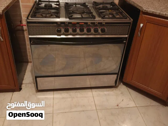 غاز مستعمل كل العيون فيه شغاله و الفرن شغال من فوق و تحت