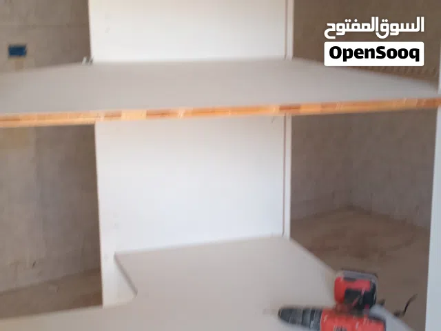 مطبخ تفصيل خشب لاتيه مع رخامه مع خزاين تعليق وخزانه مونه  الارضي قياس 4.25