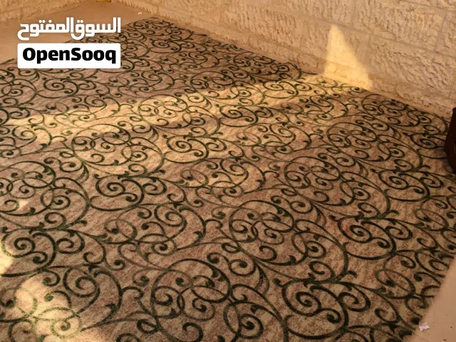 سجادة مقاس 3*4 بحالة ممتازة  طقم برداية شباك مع برداية باب   القياس  الباب 180*96 الشباك 180*150