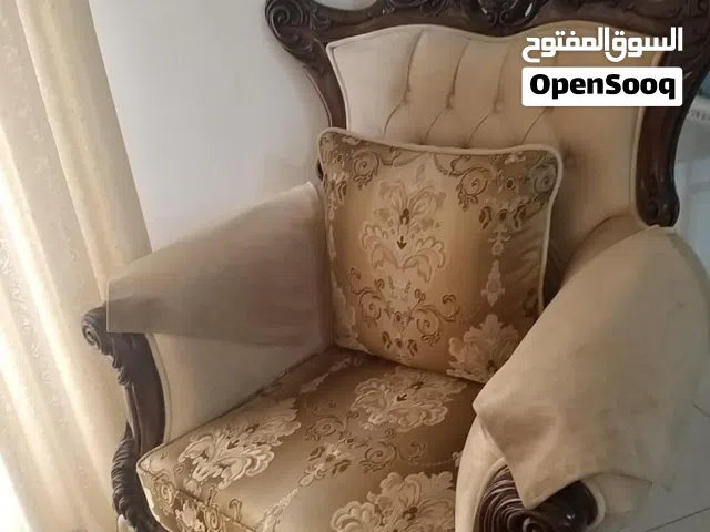 طقم كنب حفر 7 مقاعد بحالة الجديد قماش نظيف بالاضافه الي طاوله سفره 6 مقاعد