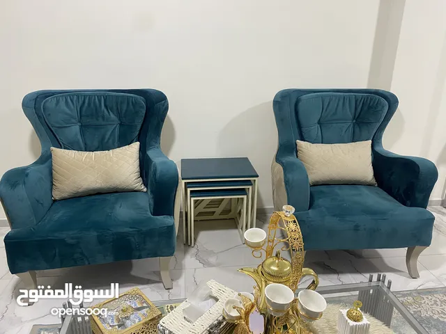 طقم كنب 7 مقاعد لون ازرق وبيج بحالة الجديد من شهوان استخدام خفيف خشب تقيل وموديل جميل بدون اي خدش