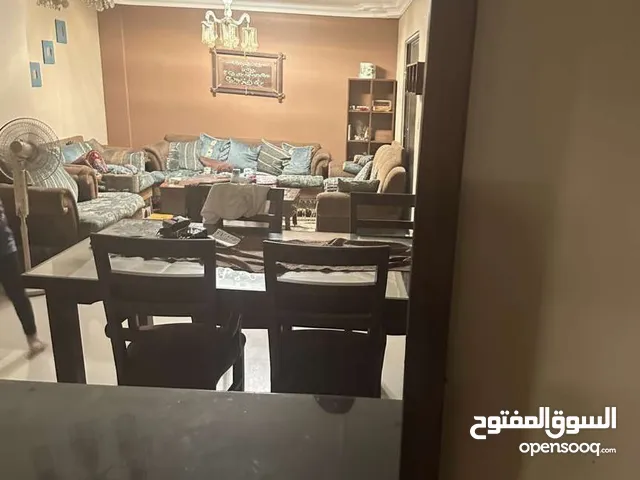 طاولة سفرة خشب مع سطح زجاجي شفاف تتسع لـ8 أشخاص – بحالة جيده جدا