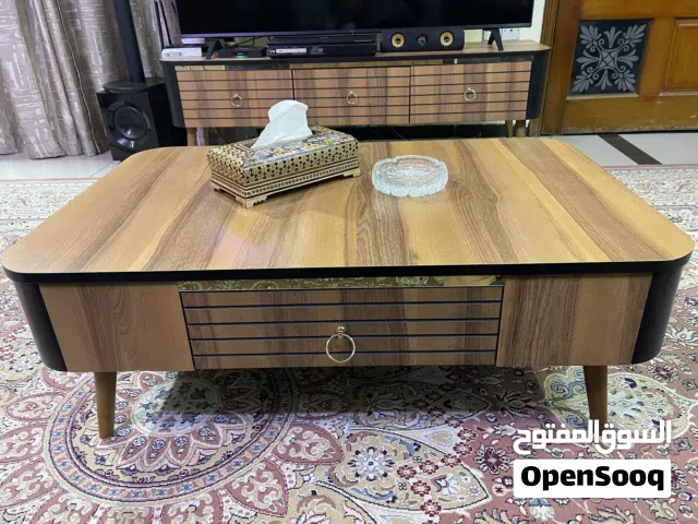 ميز تلفزيون  وميز غرفة جلوس وسط ( وكالة هوم الحسني ) نظيف جدا  ملاحظة : القياسات في معرض الصور